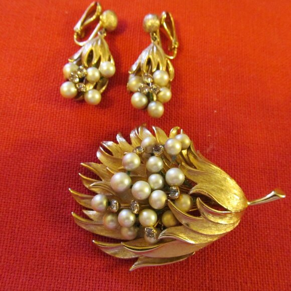 VINTAGE  ANTIQUE GOLD LEAF  BROACH AND CLIP EARRINGS- PEARLS RHIESTONES MINT - Picture 12 of 16